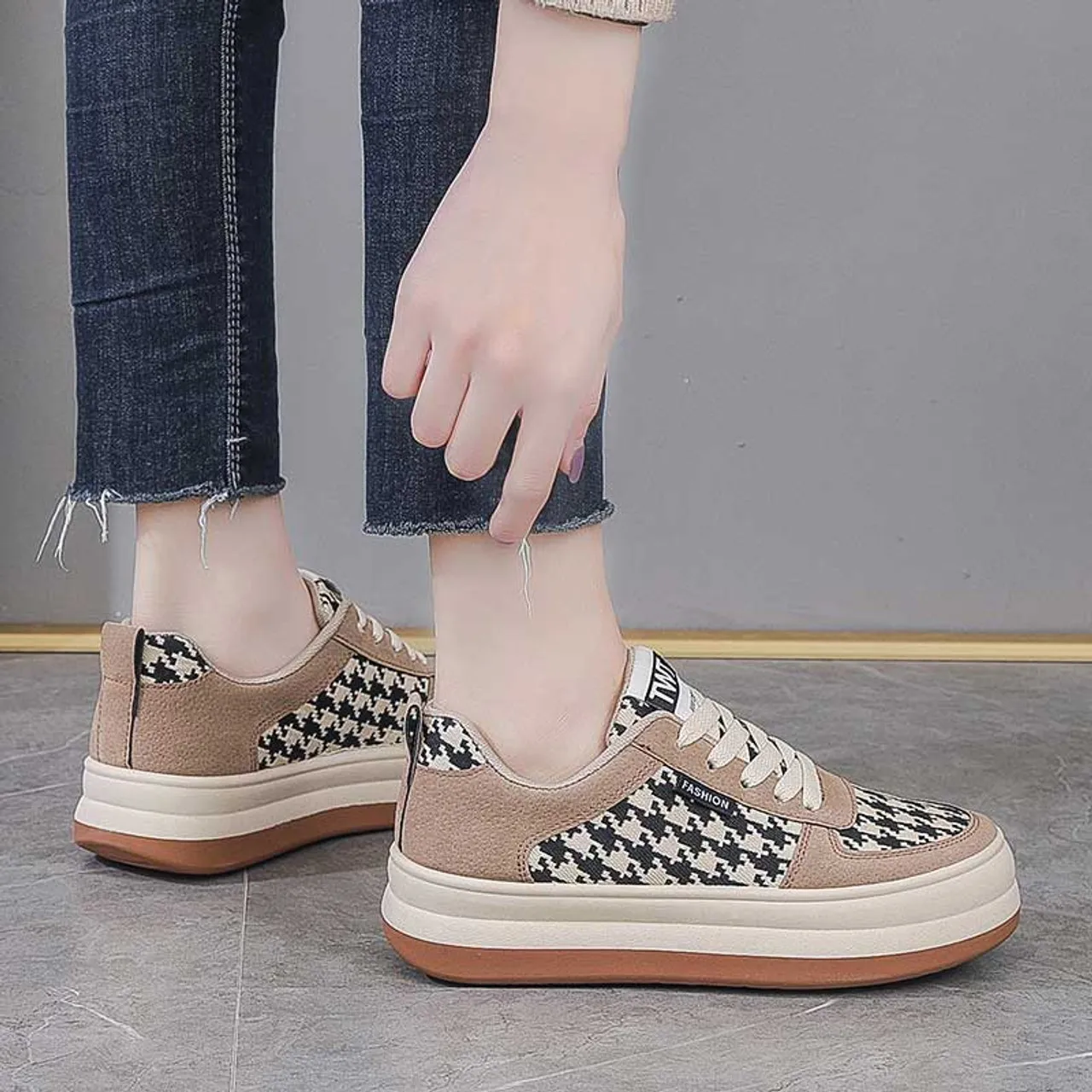 Brown Chidori Pattern Lace-Up Sneaker